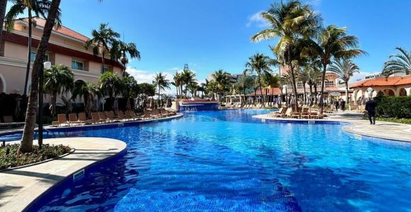Piscina em resort