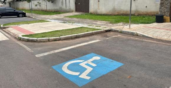 Vaga com símbolo de exclusividade para pessoa com deficiência