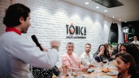 Chef Tony discursando no jantar com convidados e imprensa