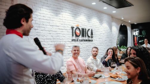 Chef Tony discursando no jantar com convidados e imprensa