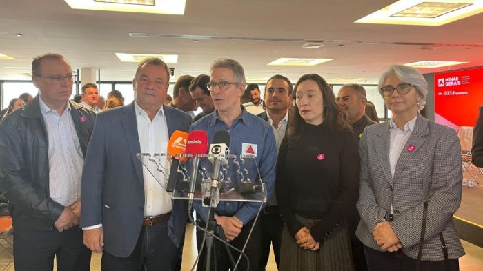 Coletiva durante assinatura de decreto com governador Zema 
