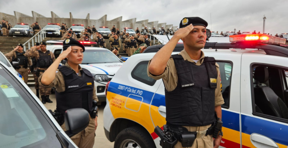 Policiais militares em solenidade nesta segunda-feira (2) na Esplanada do Mineirão