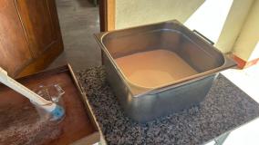 5 litros de leite com 0,3ml de coagulante diluído com água