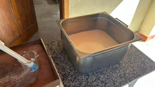 5 litros de leite com 0,3ml de coagulante diluído com água