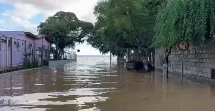 Rua Déa Coufal em Porto Alegre (RS) após as enchentes em maio de 2024 