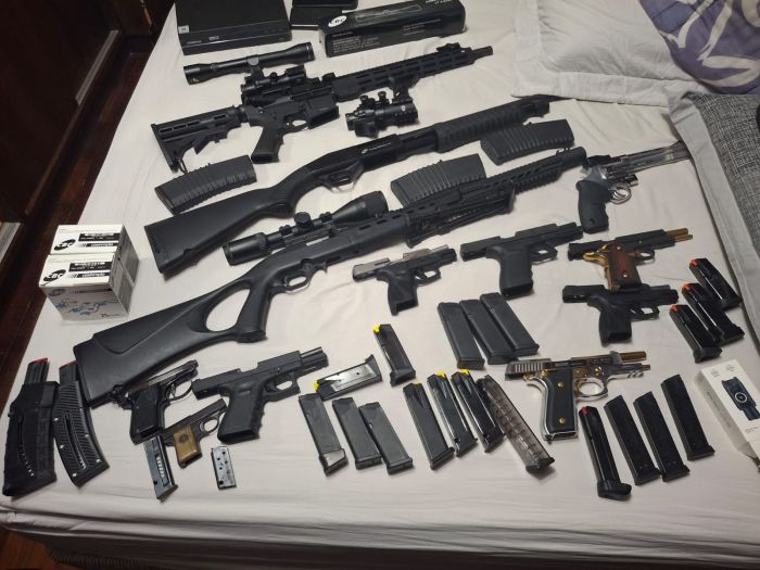 Com o principal suspeito a policia apreendeu 12 armas e dezenas de munições