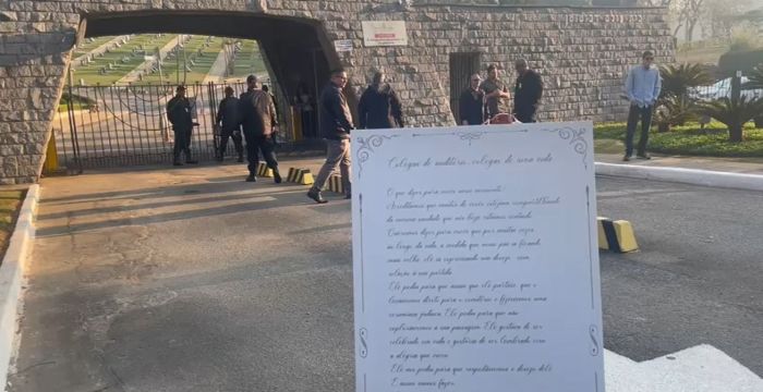 Família Abravanel colocou uma placa, com uma espécie de carta, explicando a despedida discreta e pedindo a compreensão de todos. Família Abravanel colocou uma placa, com uma espécie de carta, explicando a despedida discreta e pedindo a compreensão de todos.