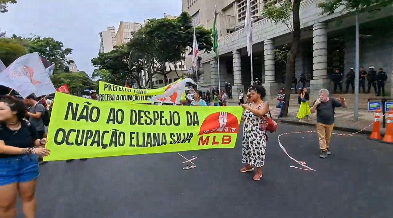 Av. Afonso Pena, em BH, é parcialmente liberada por manifestantes contra despejo de ocupação
