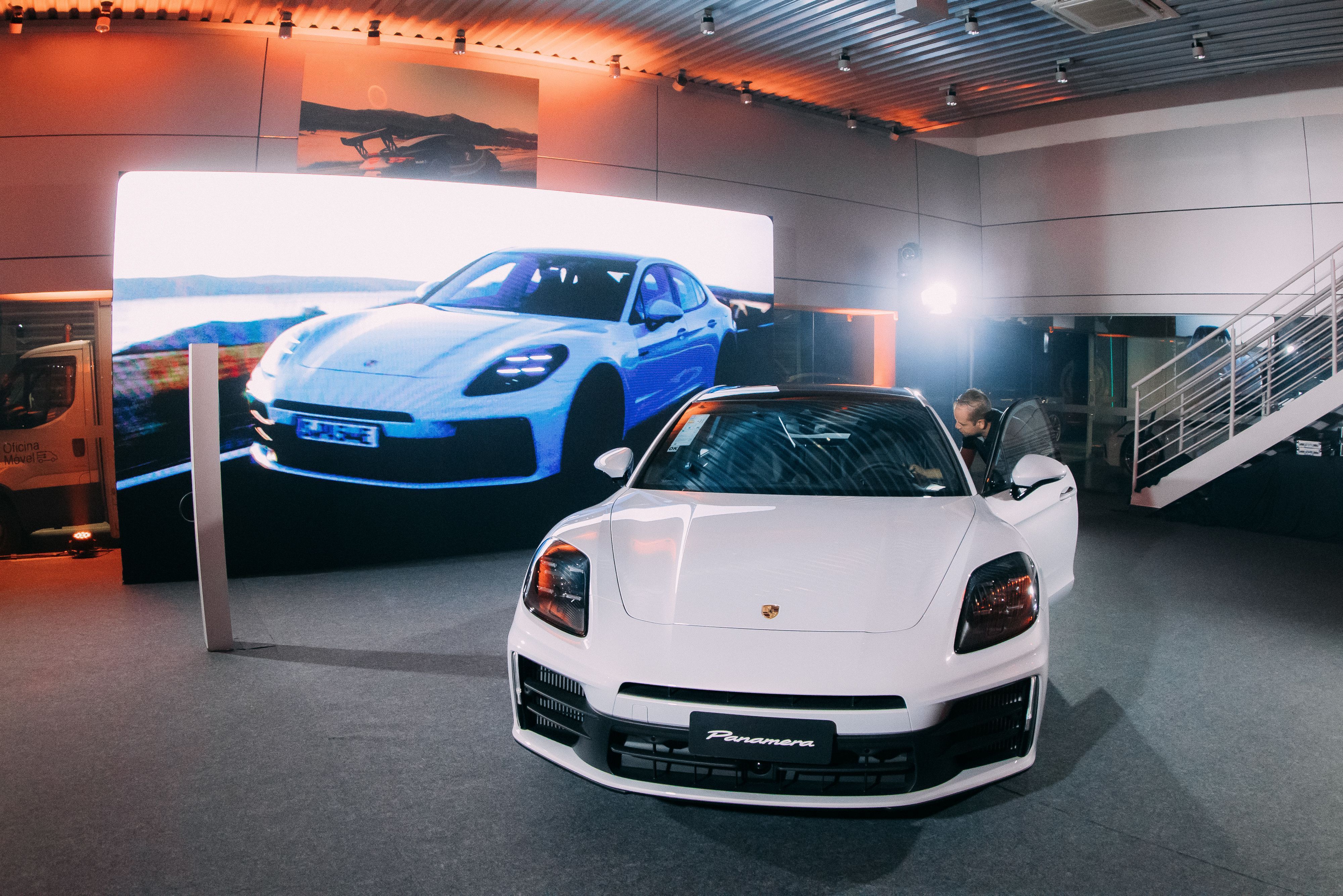 Panamera híbrido chega em duas versões