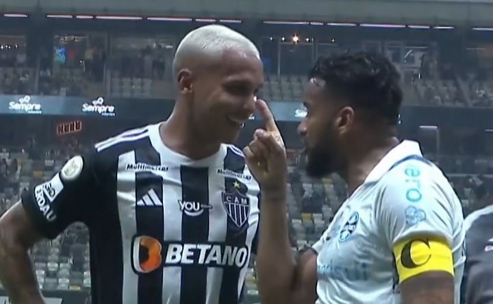 Jogador do Grêmio se desentende com Deyverson, do Atlético, que dá resposta