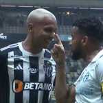 Jogador do Grêmio se desentende com Deyverson, do Atlético, que dá resposta