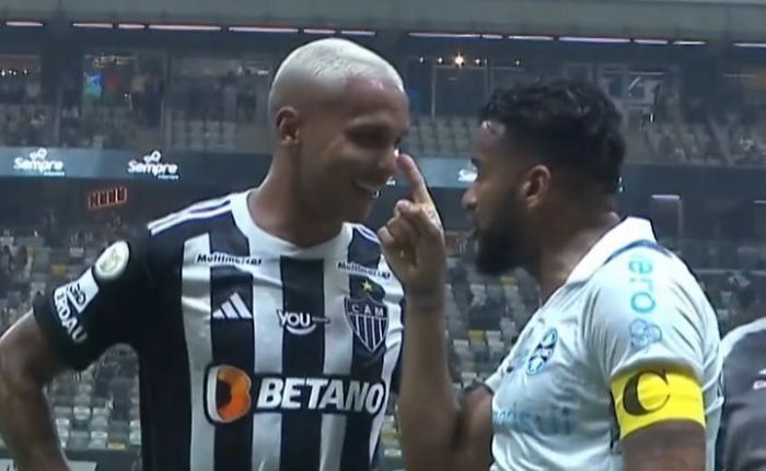 Deyverson, do Atlético, e Reinaldo, do Grêmio, discutem na Arena MRV