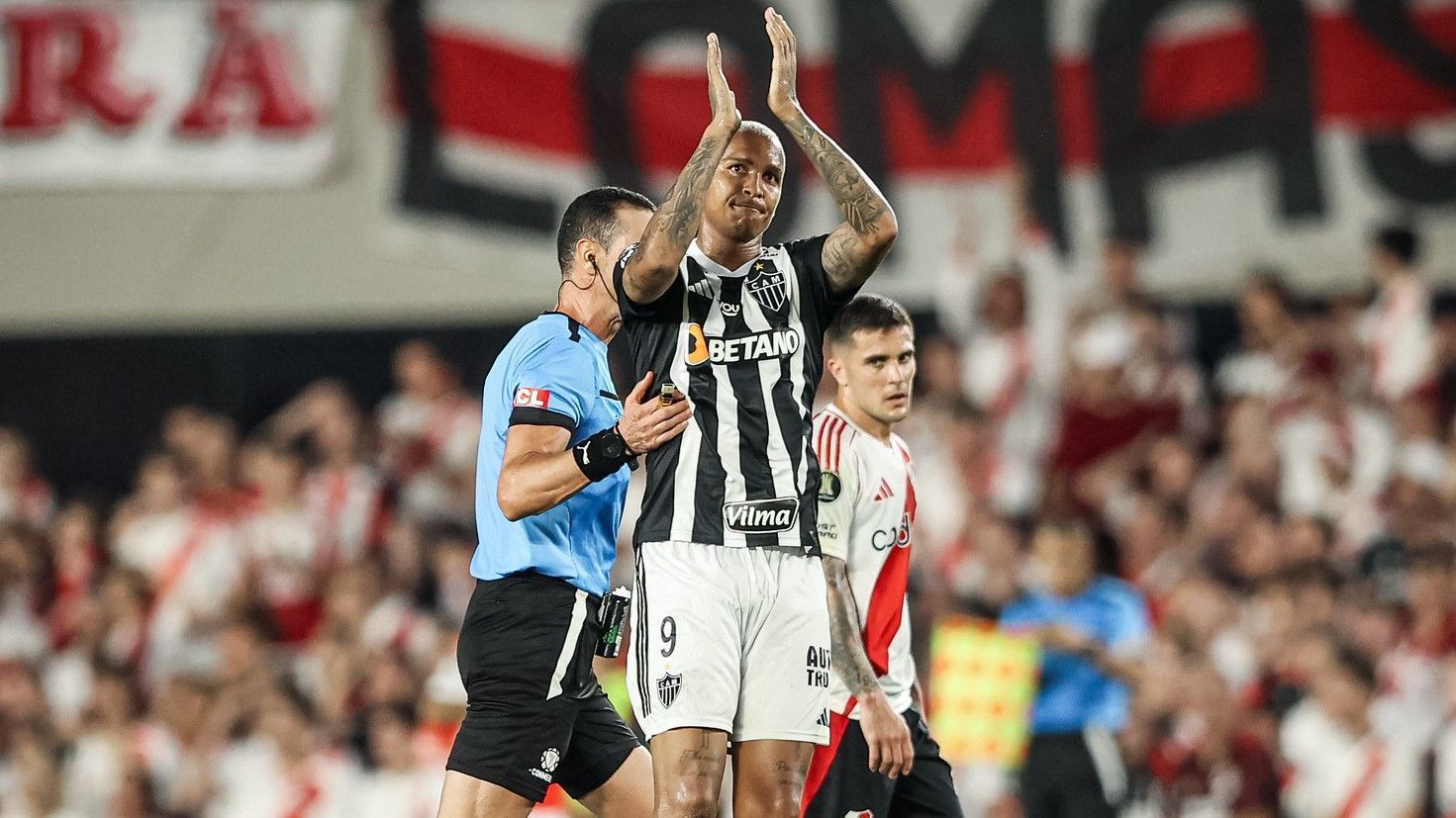 Como Deyverson, do Atlético, usou de tampão de ouvido para provocar o River; assista