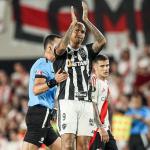 Como Deyverson, do Atlético, usou de tampão de ouvido para provocar o River; assista
