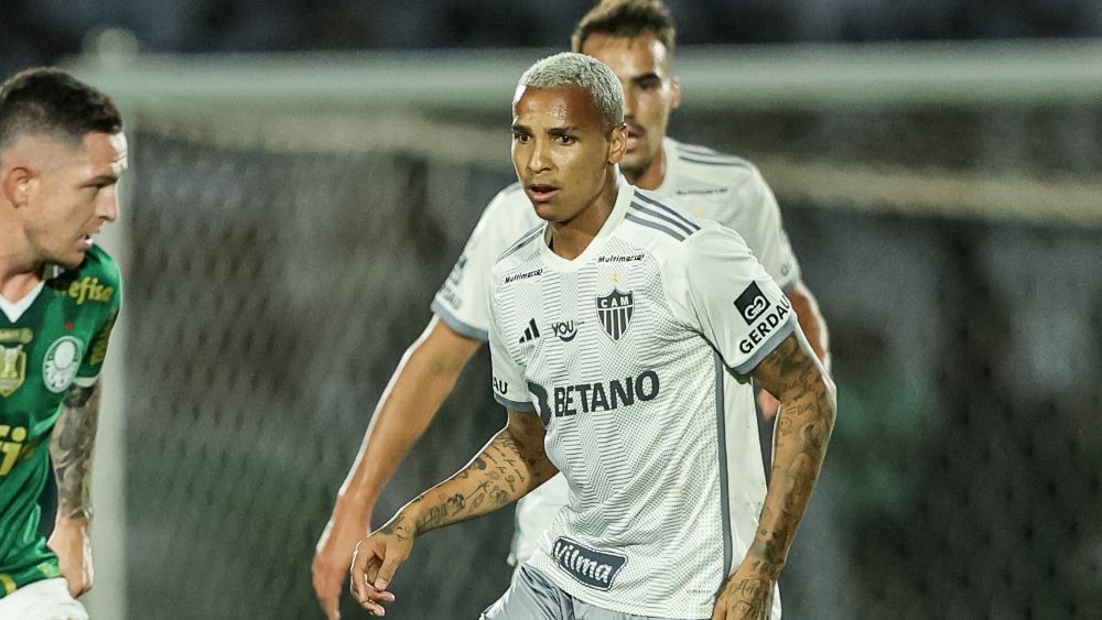 Deyverson, do Atlético, sobe o tom contra narrador: 'Agora sou um m*'