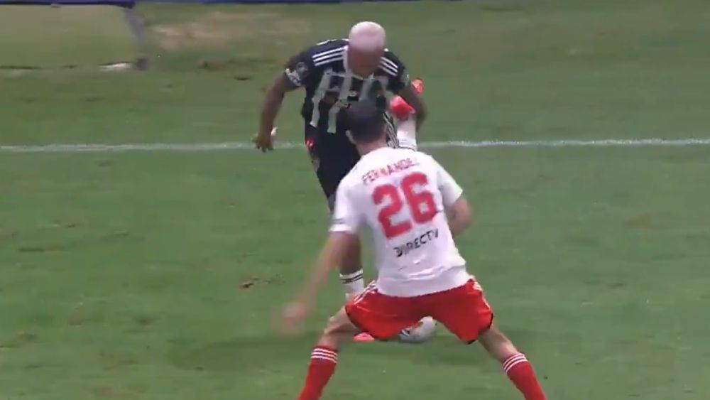 Atlético x River Plate: Deyverson engana Nacho com alongamento durante jogo