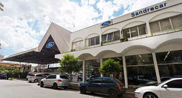 Fachada de extinta concessionária do grupo Sandrecar, em Santo André-SP