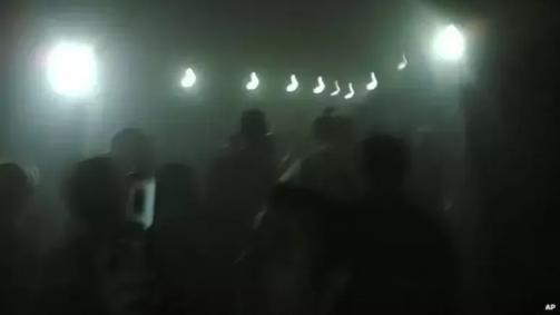 Vários passageiros ficaram presos durante mais de uma hora dentro do metrô atingido pela bomba, alguns filmaram a movimentação dentro dos túneis