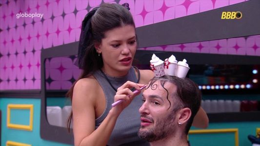Diego Hypolito e Vitória Strada cumprem promessa no BBB 25 • Reprodução/Globoplay