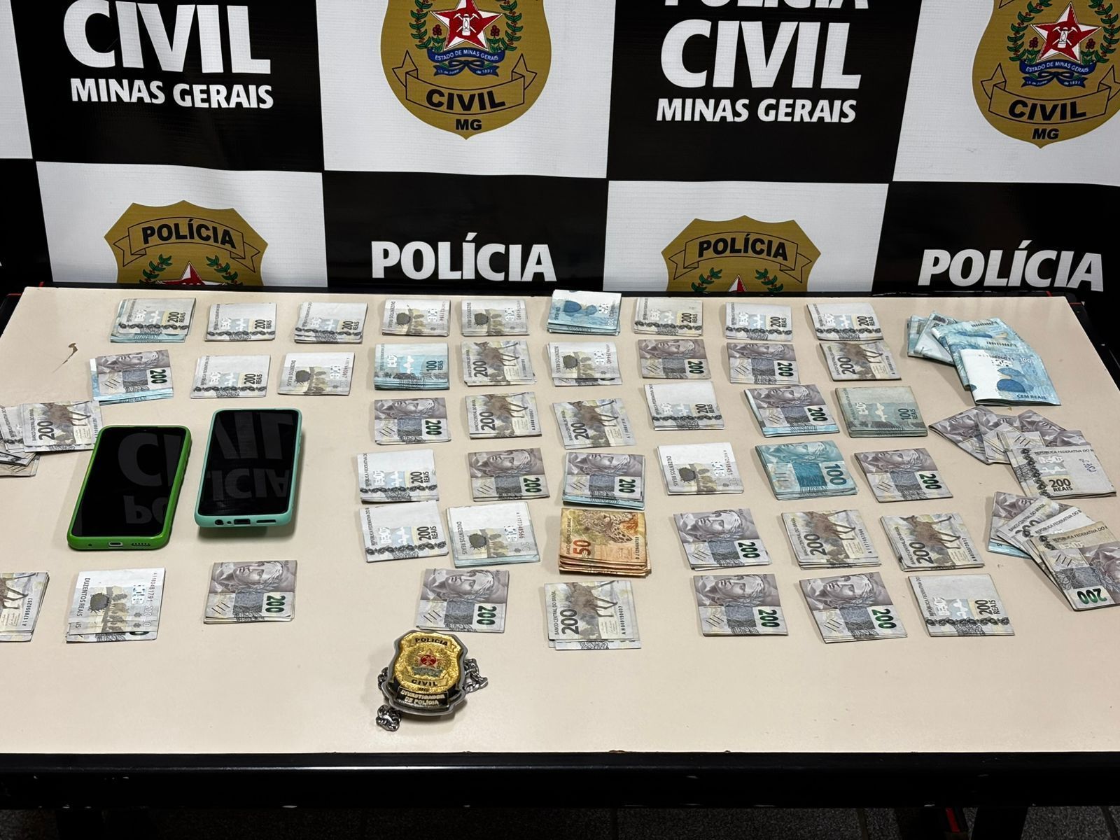 Cuidadora é presa suspeita de roubar R$ 63 mil de casa em Governador Valadares