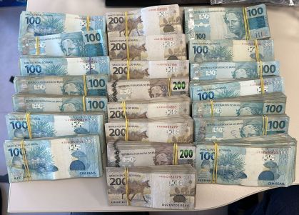 A alta do dólar e a queda da atividade econômica devem levar à redução do déficit das contas externas do Brasil.