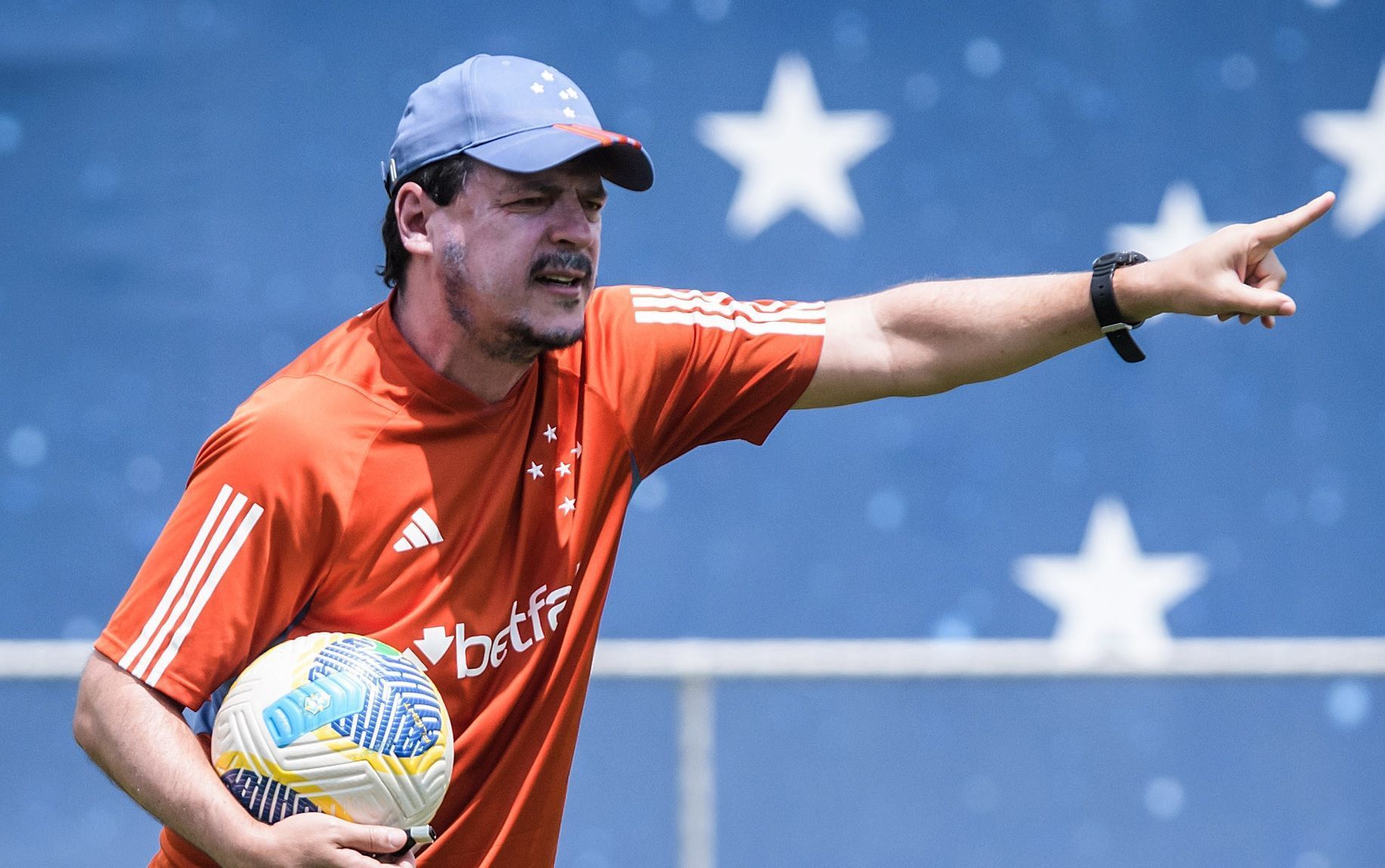 Atacante fica fora de mais um treino e deve ser desfalque do Cruzeiro contra o Bahia