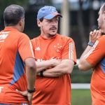 Narrador da ESPN reage à decisão do Cruzeiro de manter Diniz para 2025