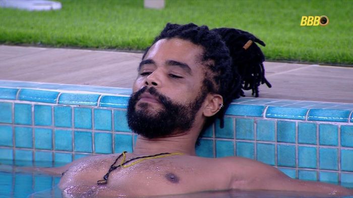 Diogo relaxava na piscina