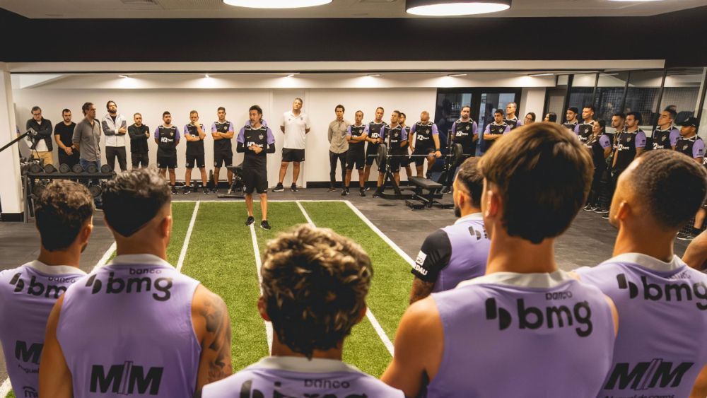 Eduardo Domínguez se reúne com jogadores e comanda primeiro treino no Atlético