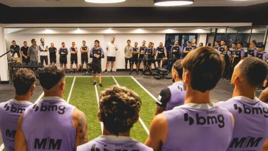 Domínguez (centro da imagem) na primeira reunião no Atlético