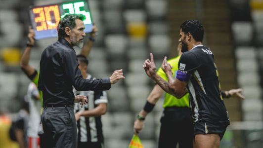 Domínguez e Hulk conversando durante o jogo contra o Inter
