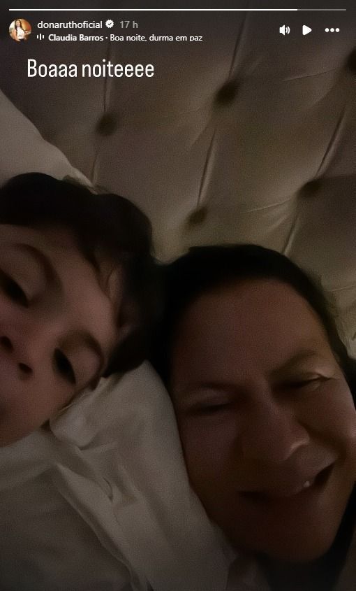 Ruth postou um foto ao lado do neto