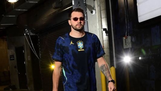 Doncic com a nova camisa 2 do Brasil