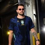 Astro dos Lakers utiliza nova camisa da Seleção Brasileira em chegada de jogo da NBA