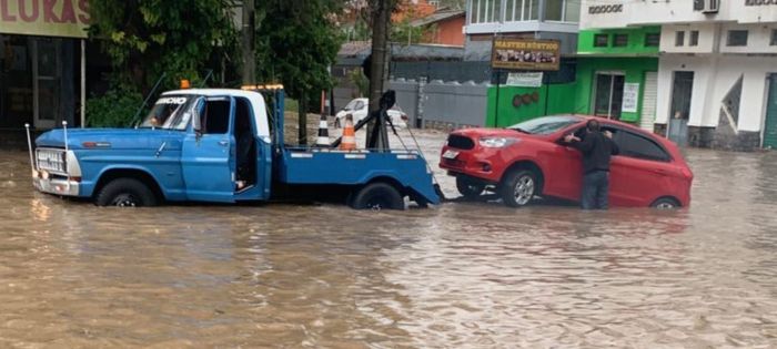 O dono da oficina no bairro Cavalhada conta que está 