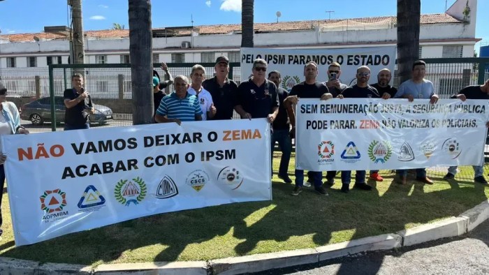 Representantes das forças de segurança protestas, em Brasília, durante Marcha dos Prefeitos