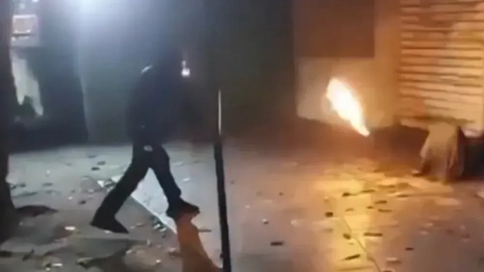Jovens atearam fogo em morador de rua e transmitiram a violência em tempo real na internet
