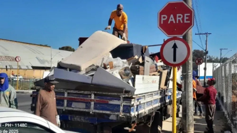 Parque Rinaldi, em Varginha, é dividido em dois para receber o mutirão de limpeza