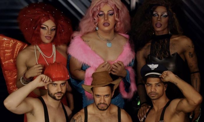 A peça tem apresentação de drags queens e gogo boys que trabalham na boate 