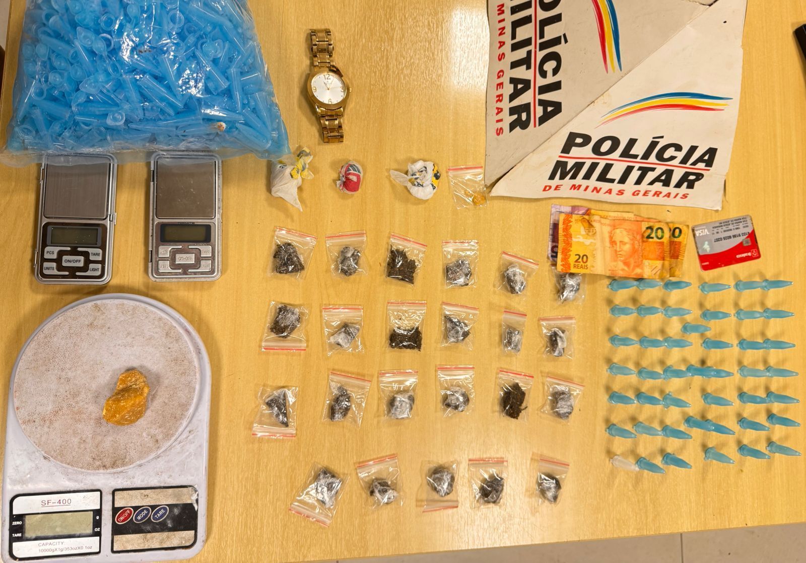 PM prende três e apreende um adolescente por tráfico de drogas em Ipatinga
