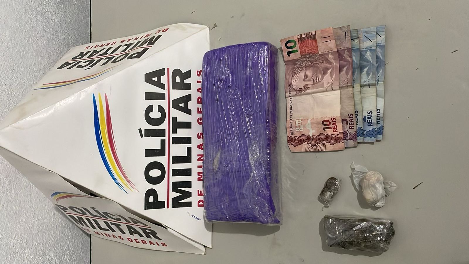 Denúncia de moto furtada leva a apreensão de drogas no Esperança