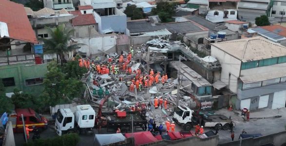 Durante o trabalho das equipes, um muro apresentou risco de queda e precisou ser derrubado