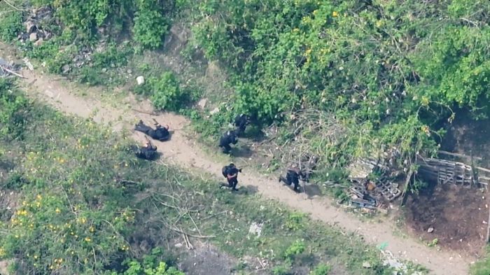 Drone registra momento em que policial é atingido na cabeça durante megaoperação do Rio