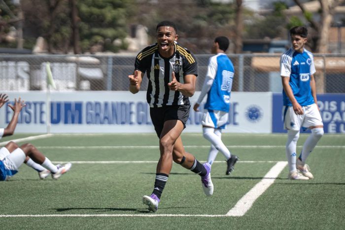 Atlético segurou o Cruzeiro com dois a menos e venceu na Toca I