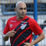 Lateral do Athletico-PR volta de lesão, mas está fora dos planos do clube