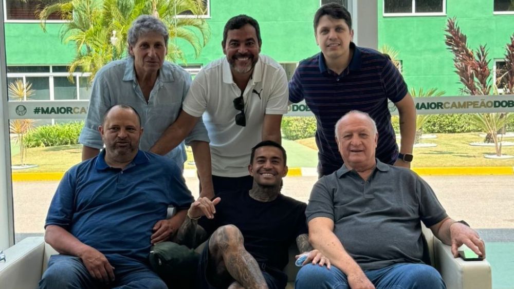 Felipão visita Palmeiras e posa para foto com Dudu, que se derrete por técnico