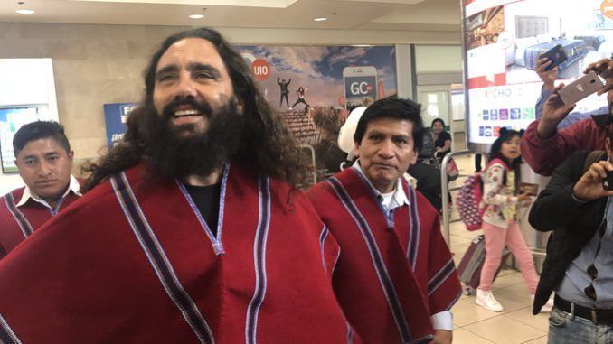 Sorín vestiu o poncho, um dos símbolos da comunidade indígena de Echaleche, onde nasceu o Mushuc Runa