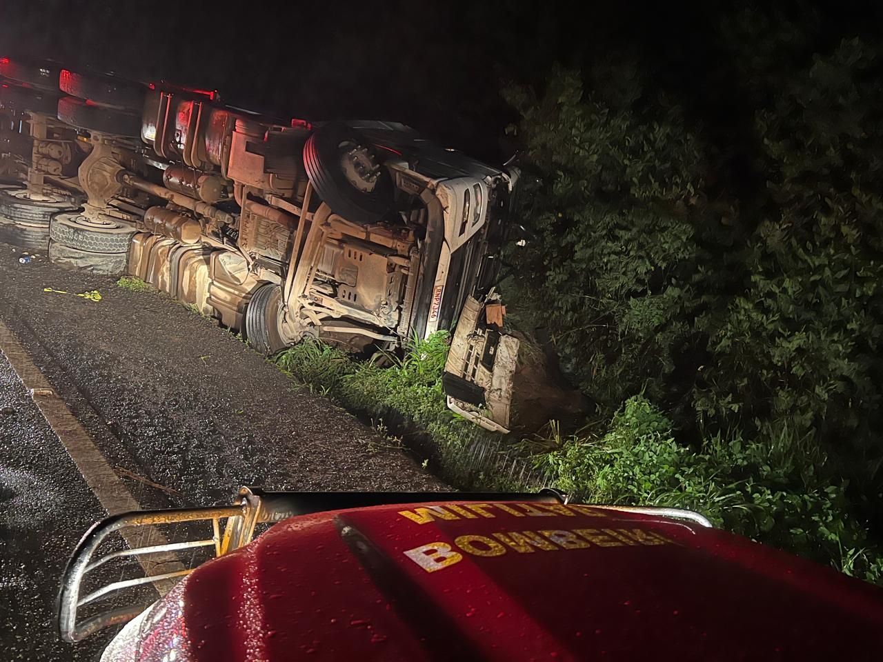 Homem morre prensado após tombamento de carreta na BR-381, em Santana do Paraíso