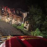 Homem morre prensado após tombamento de carreta na BR-381, em Santana do Paraíso