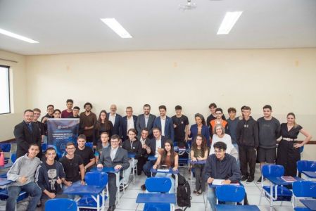 O ministro da Educação Camilo Santana, ao centro da foto, com alunos, funcionários e autoridades, durante a cerimônia de inauguração, nessa quinta, 12
